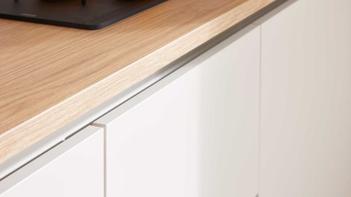 Einbauküche Interliving aus Holz in Holzfarben Interliving Küche Serie 3092 mit SIEMENS Einbaugeräten Sahara & Goldeiche - Stellfläche ca. 430 x 187 cm