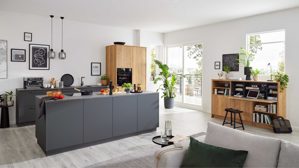 Einbauküche Interliving aus Holz in Dunkelgrau Interliving Küche Serie 3093 mit separater Homeoffice-Lösung Graphit & Eiche Venture - dreizeilig