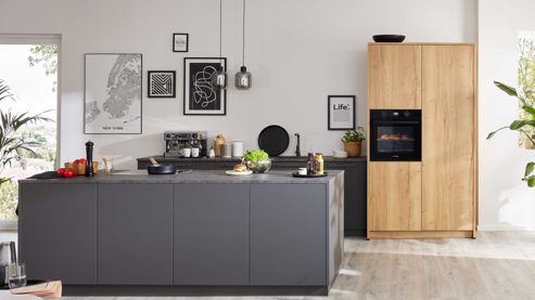 Einbauküche Interliving aus Holz in Dunkelgrau Interliving Küche Serie 3093 mit separater Homeoffice-Lösung Graphit & Eiche Venture - dreizeilig