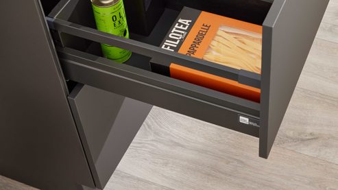 Einbauküche Interliving aus Holz in Dunkelgrau Interliving Küche Serie 3093 mit separater Homeoffice-Lösung Graphit & Eiche Venture - dreizeilig