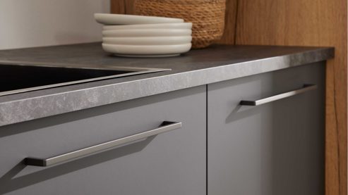 Einbauküche Interliving aus Holz in Dunkelgrau Interliving Küche Serie 3093 mit separater Homeoffice-Lösung Graphit & Eiche Venture - dreizeilig