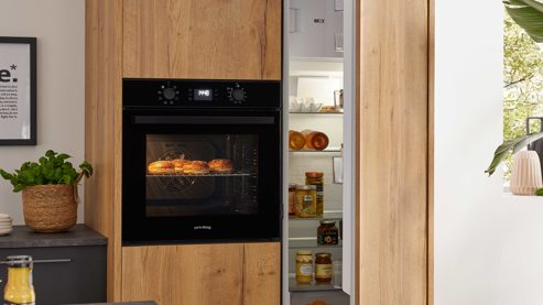 Einbauküche Interliving aus Holz in Dunkelgrau Interliving Küche Serie 3093 mit separater Homeoffice-Lösung Graphit & Eiche Venture - dreizeilig