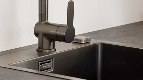 Einbauküche Interliving aus Holz in Dunkelgrau Interliving Küche Serie 3093 mit separater Homeoffice-Lösung Graphit & Eiche Venture - dreizeilig