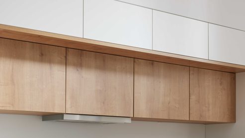 Einbauküche Interliving aus Holz in Weiß Interliving Küche Serie 3094 mit Garderobenschränken Mattweiß & Chalet Eiche