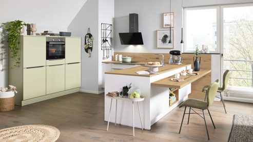 Einbauküche Interliving aus Holz in Weiß Interliving Küche Serie 3109 mit Constructa-Einbaugeräten Arcticweiß, Avocado & Vulkaneiche - zweizeilig