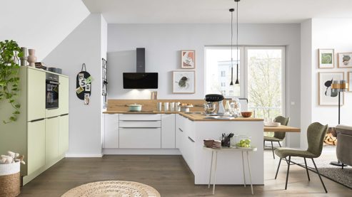 Einbauküche Interliving aus Holz in Weiß Interliving Küche Serie 3109 mit Constructa-Einbaugeräten Arcticweiß, Avocado & Vulkaneiche - zweizeilig