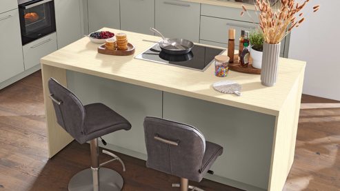 Einbauküche Interliving aus Holz in Hellgrau Interliving Küche Serie 3111 mit Constructa-Einbaugeräten Platingrau & Sandesche - dreizeilig