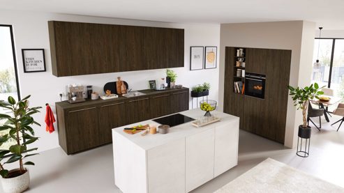 Einbauküche Interliving aus Holz in Holzfarben Interliving Küche Serie 3112 mit SIEMENS Einbaugeräten Noce Marone & weißer Beton - dreizeilig