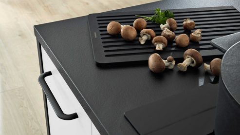 Einbauküche Interliving aus Holz in Weiß Interliving Küche Serie 3105 mit AEG Einbaugeräten Weiß Softmatt & Vulkaneiche – dreizeilig