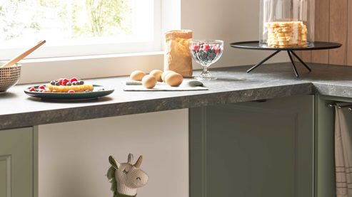 Einbauküche culineo® aus Holz in Grün Culineo® Einbauküche C684 mit Einbaugeräten Schilf, Eiche Sierra & Schwarz - zweizeilig