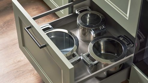 Einbauküche culineo® aus Holz in Grün Culineo® Einbauküche C684 mit Einbaugeräten Schilf, Eiche Sierra & Schwarz - zweizeilig