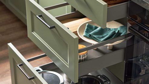 Einbauküche culineo® aus Holz in Grün Culineo® Einbauküche C684 mit Einbaugeräten Schilf, Eiche Sierra & Schwarz - zweizeilig