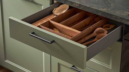 Einbauküche culineo® aus Holz in Grün Culineo® Einbauküche C684 mit Einbaugeräten Schilf, Eiche Sierra & Schwarz - zweizeilig