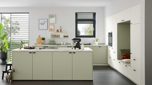Einbauküche culineo® aus Holz in Hellgrün Culineo® Einbauküche C357 mit privileg Einbaugeräten Jade, Mattweiß & Marmor Venato Bianco - dreizeilig