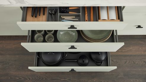 Einbauküche culineo® aus Holz in Hellgrün Culineo® Einbauküche C357 mit privileg Einbaugeräten Jade, Mattweiß & Marmor Venato Bianco - dreizeilig