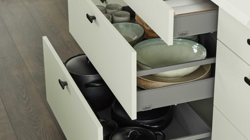 Einbauküche culineo® aus Holz in Hellgrün Culineo® Einbauküche C357 mit privileg Einbaugeräten Jade, Mattweiß & Marmor Venato Bianco - dreizeilig