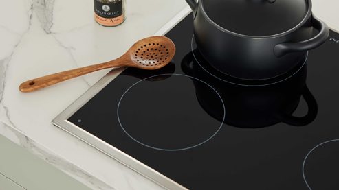 Einbauküche culineo® aus Holz in Hellgrün Culineo® Einbauküche C357 mit privileg Einbaugeräten Jade, Mattweiß & Marmor Venato Bianco - dreizeilig