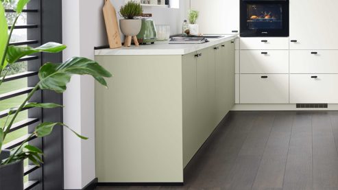 Einbauküche culineo® aus Holz in Hellgrün Culineo® Einbauküche C357 mit privileg Einbaugeräten Jade, Mattweiß & Marmor Venato Bianco - dreizeilig