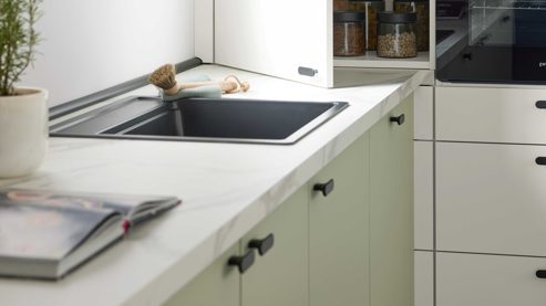 Einbauküche culineo® aus Holz in Hellgrün Culineo® Einbauküche C357 mit privileg Einbaugeräten Jade, Mattweiß & Marmor Venato Bianco - dreizeilig