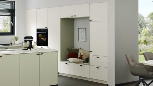 Einbauküche culineo® aus Holz in Hellgrün Culineo® Einbauküche C357 mit privileg Einbaugeräten Jade, Mattweiß & Marmor Venato Bianco - dreizeilig