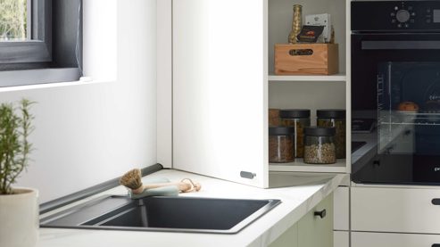 Einbauküche culineo® aus Holz in Hellgrün Culineo® Einbauküche C357 mit privileg Einbaugeräten Jade, Mattweiß & Marmor Venato Bianco - dreizeilig