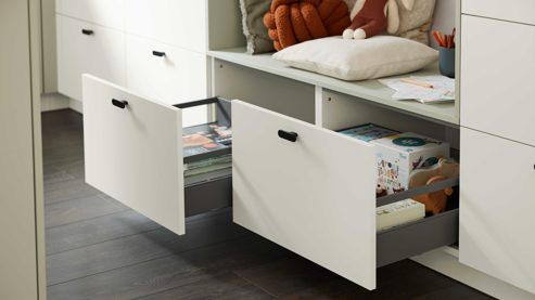 Einbauküche culineo® aus Holz in Hellgrün Culineo® Einbauküche C357 mit privileg Einbaugeräten Jade, Mattweiß & Marmor Venato Bianco - dreizeilig