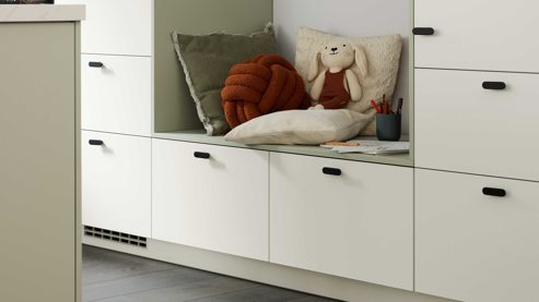 Einbauküche culineo® aus Holz in Hellgrün Culineo® Einbauküche C357 mit privileg Einbaugeräten Jade, Mattweiß & Marmor Venato Bianco - dreizeilig