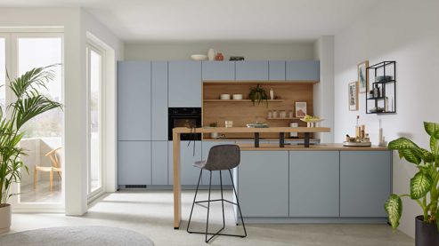 Einbauküche culineo® aus Holz in Hellblau Culineo® Einbauküche C357 mit SIEMENS Einbaugeräten Sky & Eiche Honig - zweizeilig