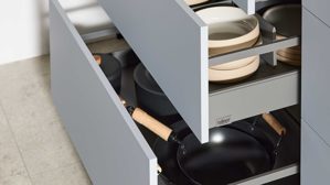 Einbauküche culineo® aus Holz in Hellblau Culineo® Einbauküche C357 mit SIEMENS Einbaugeräten Sky & Eiche Honig - zweizeilig