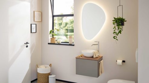 Badmöbel-Set Interliving aus Holz in Grau Interliving Bad Serie 3715 - Gästebadlösung mit beleuchtetem Spiegel Taupegrau, Viking Oak & Weiß - eine Tür, Breite ca. 50 cm