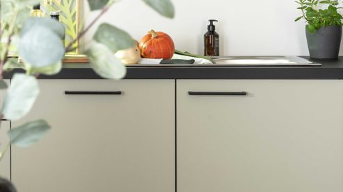 Einbauküche Express küchen aus Holz in Hellgrün EXPRESS KÜCHEN Einbauküche Clean mit Einbaugeräten Salbeigrün & Schwarz  - Länge ca. 390 cm