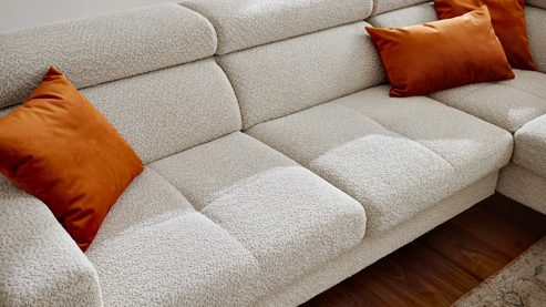 Ecksofa Interliving aus Stoff in Hellgrau Interliving Sofa Serie 4420 - Ecksofa mit Metallfüßen graubeiger Bezug LRS 19 – Stellfläche ca. 285 x 207 cm