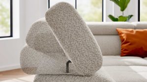 Ecksofa Interliving aus Stoff in Hellgrau Interliving Sofa Serie 4420 - Ecksofa mit Metallfüßen graubeiger Bezug LRS 19 – Stellfläche ca. 285 x 207 cm