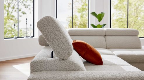 Ecksofa Interliving aus Stoff in Hellgrau Interliving Sofa Serie 4420 - Ecksofa mit Metallfüßen graubeiger Bezug LRS 19 – Stellfläche ca. 285 x 207 cm