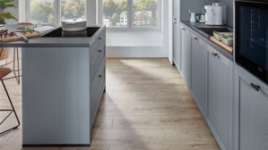 Einbauküche Nobilia® aus Holz in Hellblau nobilia® Einbauküche Frame mit Geräten und  Ansetztisch steinblaue Holzstruktur & Marmor schwarz - zweiteilig