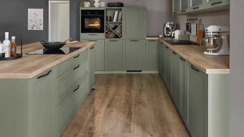 Einbauküche Nobilia® aus Holz in Grün nobilia® Einbauküche Frame mit JUNKER Geräten und  Ansetztisch olivgrüne Holzstruktur & Endgrain Oak - zweiteilig