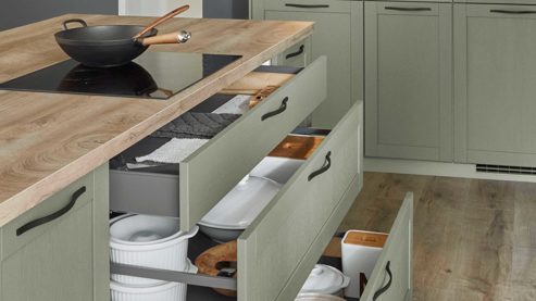 Einbauküche Nobilia® aus Holz in Grün nobilia® Einbauküche Frame mit JUNKER Geräten und  Ansetztisch olivgrüne Holzstruktur & Endgrain Oak - zweiteilig