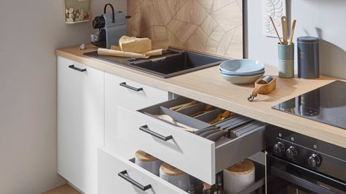 Einbauküche Nobilia® aus Holz in Weiß nobilia® Einbauküche Laser mit Geräten und Stauraumschränken Mattweiß & Eiche Como - zweiteilig