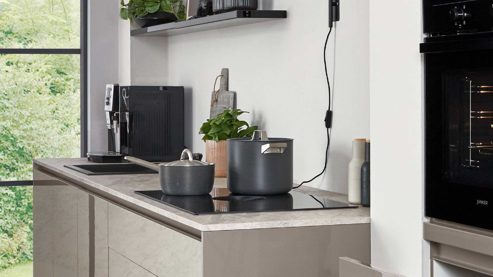 Einbauküche Nobilia® aus Holz in Grau nobilia® Einbauküche Novalux mit Hochglanzfronten und BORA Muldenlüfter Taupegrau & Eiche Como - zweiteilig