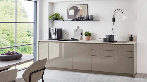 Einbauküche Nobilia® aus Holz in Grau nobilia® Einbauküche Novalux mit Hochglanzfronten und BORA Muldenlüfter Taupegrau & Eiche Como - zweiteilig