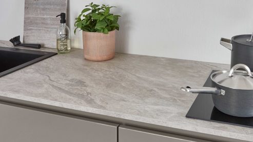 Einbauküche Nobilia® aus Holz in Grau nobilia® Einbauküche Novalux mit Hochglanzfronten und BORA Muldenlüfter Taupegrau & Eiche Como - zweiteilig