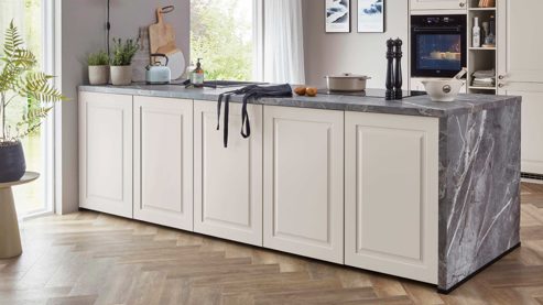 Einbauküche Nobilia® aus Holz in Beige nobilia® Einbauküche Sylt mit Geräten Sand & Marmor Mystic grey - zweiteilig