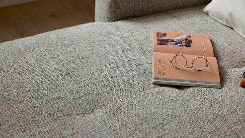 Ecksofa Interliving aus Stoff in Grau Interliving Sofa Serie 4420 - Ecksofa mit Holzfüßen grausilberner Bezug LRS 19 – Stellfläche ca. 178 x 256 cm