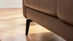 2,5-Sitzer Interliving aus Leder in Braun Interliving Sofa Serie 4066 – 2,5-Sitzer walnussfarbenes Leder Cloudy noce & schwarze Metallfüße – Länge ca. 180 cm