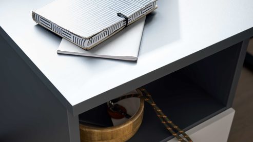 Schreibtisch Interliving aus Holz in Grau Interliving Jugendzimmer Serie 1701 - Schreibtisch Dunkelgrau & Sandgrau, schwarze Metallgriffe 800 - ca. 126 x 65 cm