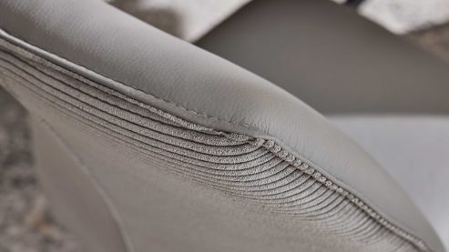 Vierfußstuhl Interliving aus Stoff in Grau Interliving Esszimmer Serie 5116 – Armlehnstuhl mit Motion- & Drehfunktion graue Cord-Lederkombination Fo-Sh & schwarzes Gestell F37