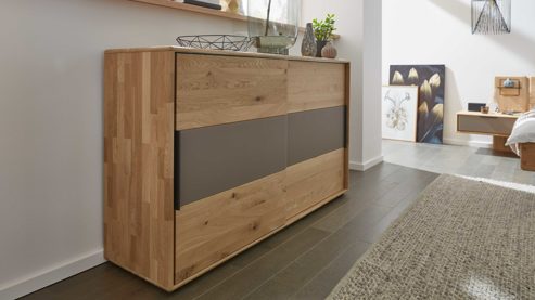 Türenkommode Interliving aus Holz in Grau Interliving Schlafzimmer Serie 1015 – Schiebetürenkommode sienafarbenes Mattglas & Wildeiche – zwei Schiebetüren