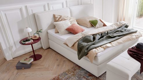 Boxspringbett Interliving aus Stoff in Weiß Interliving Boxspring Bett Serie 1421 elfenbeinfarbener Bezug Alfor 101 - Liegefläche ca. 180 x 200 cm