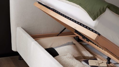 Bettgestell Interliving aus Stoff in Weiß Interliving Polsterbett Serie 1422 - Polsterbettgestell schneeweißer Bezug Famous & schwarze Metallfüße 346 - Liegefläche ca. 180 x 200 cm