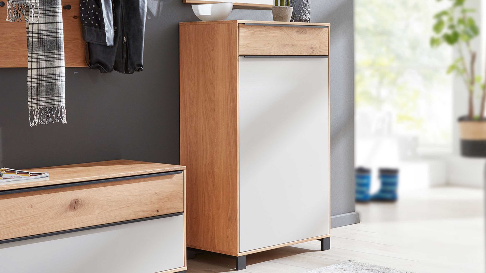 Kombikommode Interliving aus Holz in Holzfarben Interliving Garderoben Serie 6005 – Kommode Eiche & lichtgrauer Lack – eine Schublade, eine Tür, rechts